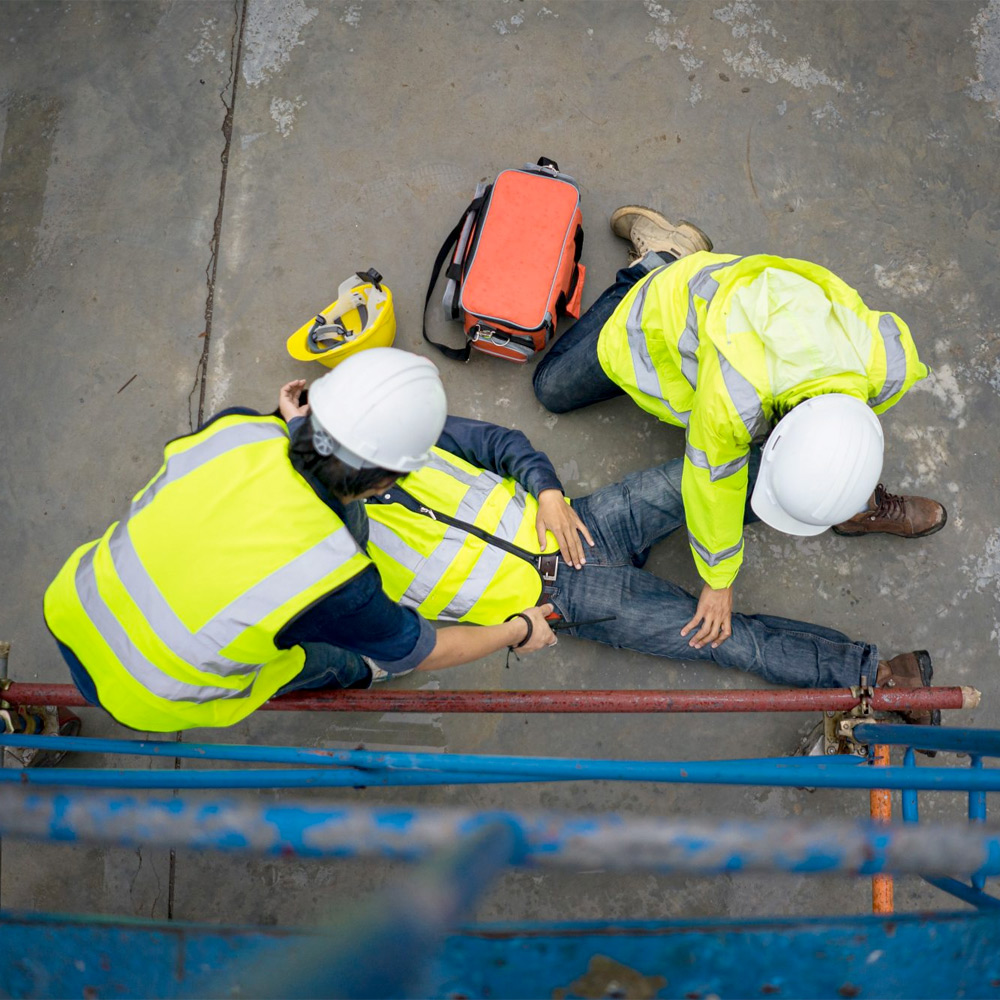 Los accidentes laborales se encuentran regulados en el artículo 184 del código del trabajo en virtud del cual se obliga al empleador a tomar todas las medidas de seguridad necesarias para proteger la salud eficazmente la vida y salud de los trabajadores, informando los posibles riesgos y manteniendo las condiciones de salud adecuadas de higiene y seguridad en las faenas.